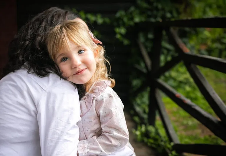Mac Ilusión, colección otoño iniverno 2024/25 niña abrazada con su madre