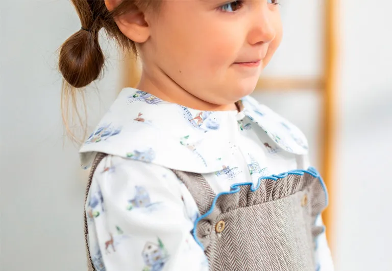 Niña con vestido de estampado de la temporda OI 25/26