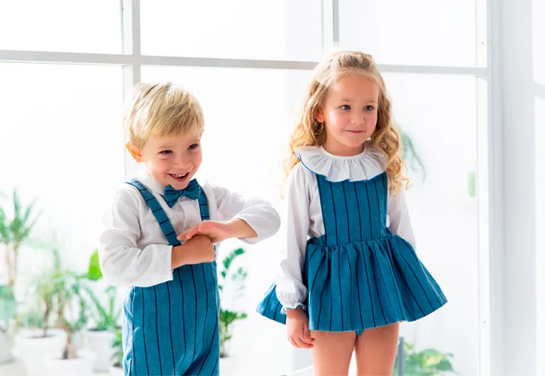 Niños con la ropa de la nueva colección OI 25/26